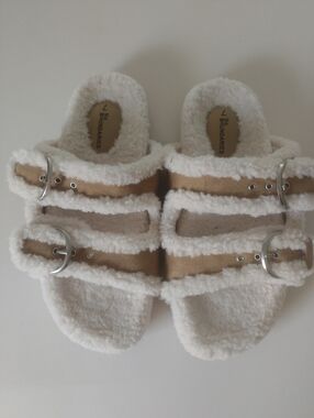 No Boundaries  Shearling-Trim Buckle Slide Sandals in Tan and Cream Size 7-8